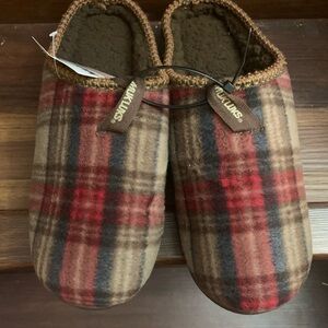 New Men’s Slippers. Muck Luks Plaid Slip-On Loafers in Red and Brown.Size M 9-10